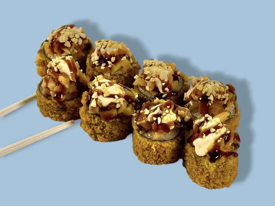 Жареный ролл с лососем и персиком