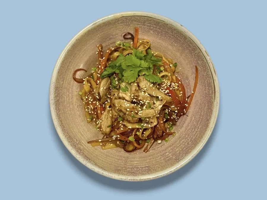 Wok удон с курицей