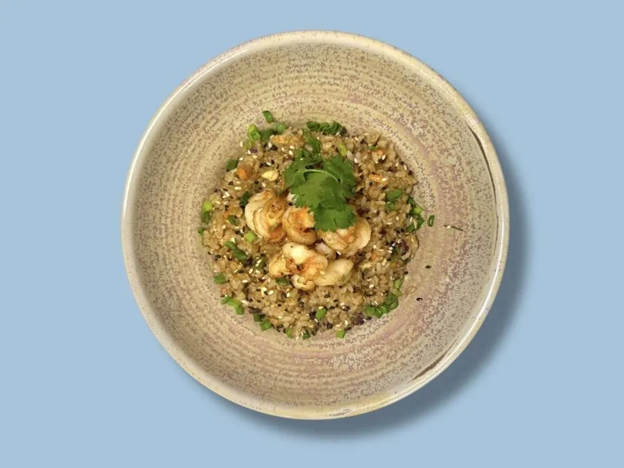 Wok чесночный рис с креветкой