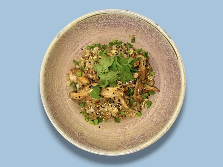 Wok чесночный рис с курицей